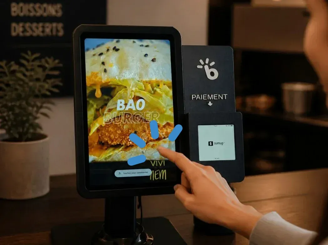 Cliente commandant sur une borne BorneHub, terminal de paiement intégré